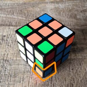 Rubik's cube 3x3 coin inférieur bien positionné avant de le remonter