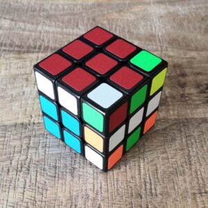 Rubik's cube 3x3 on garde la même face mais on fait tourner la ligne du haut