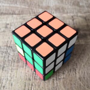 Rubik's cube 3x3 première face complétée