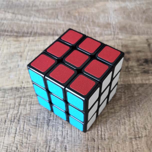 Rubik's cube 3x3 résolu 2