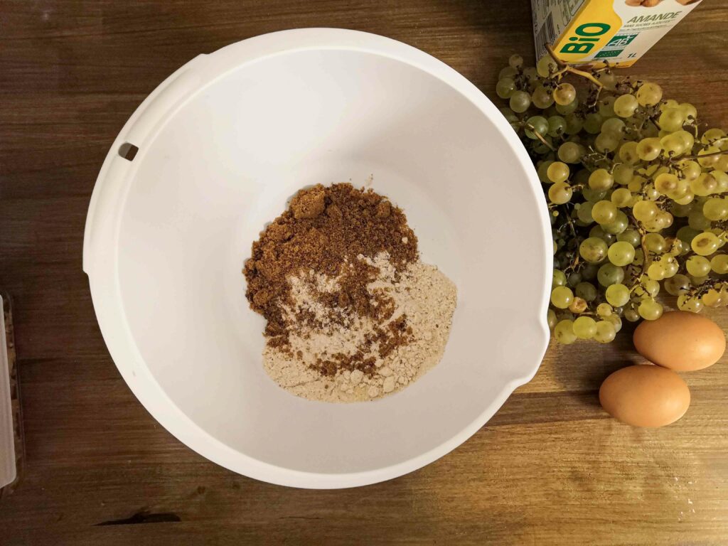 farine et sucre de canne non raffiné pour un clafoutis aux raisins
