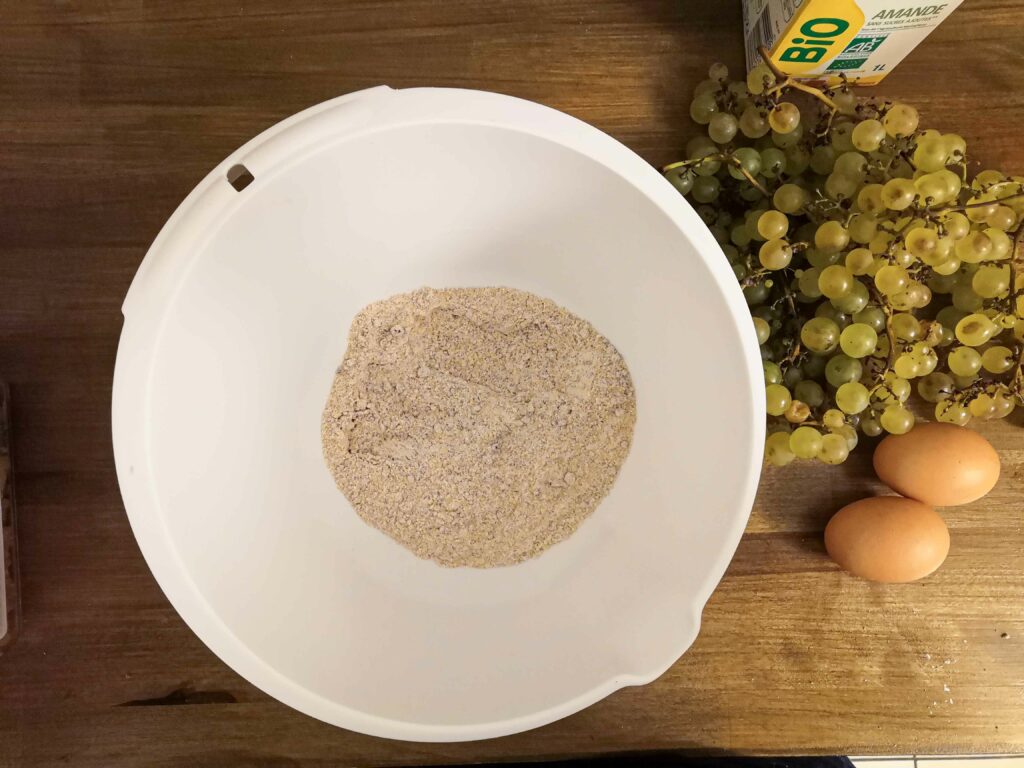 farine et sucre de canne non raffiné pour un clafoutis aux raisins mélangés