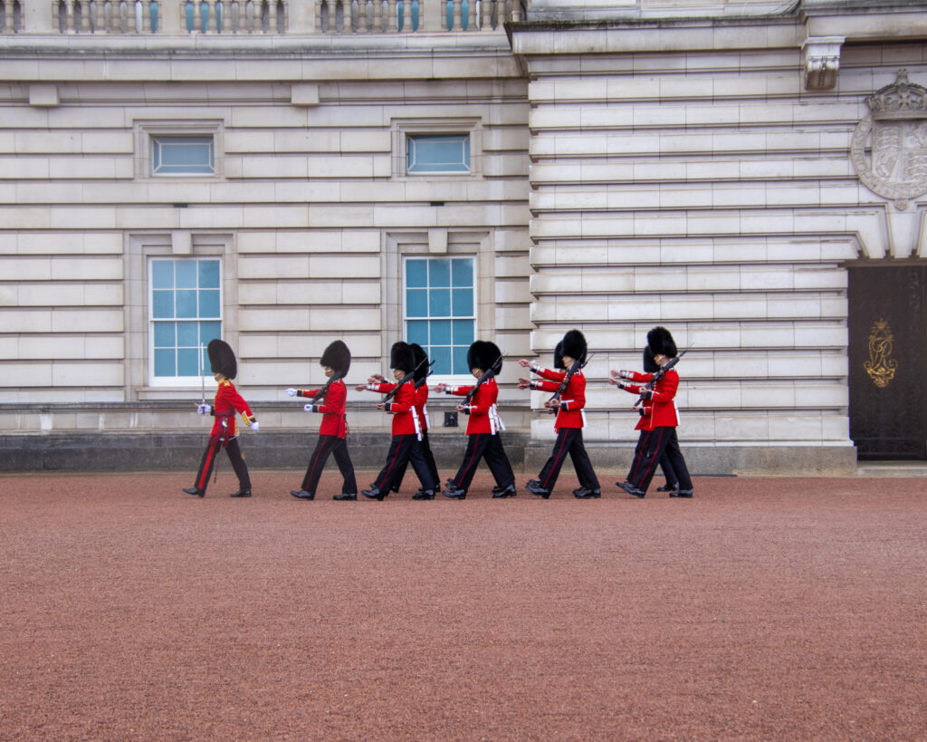Patrouille de la garde à Buckingham palace