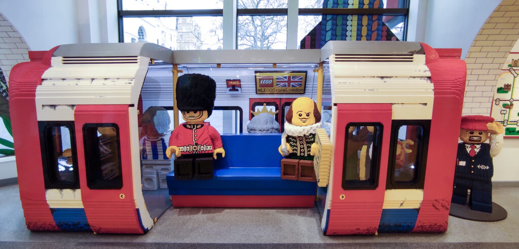 Shakespeare et un garde dans une rame de metro dans la boutique LEGO
