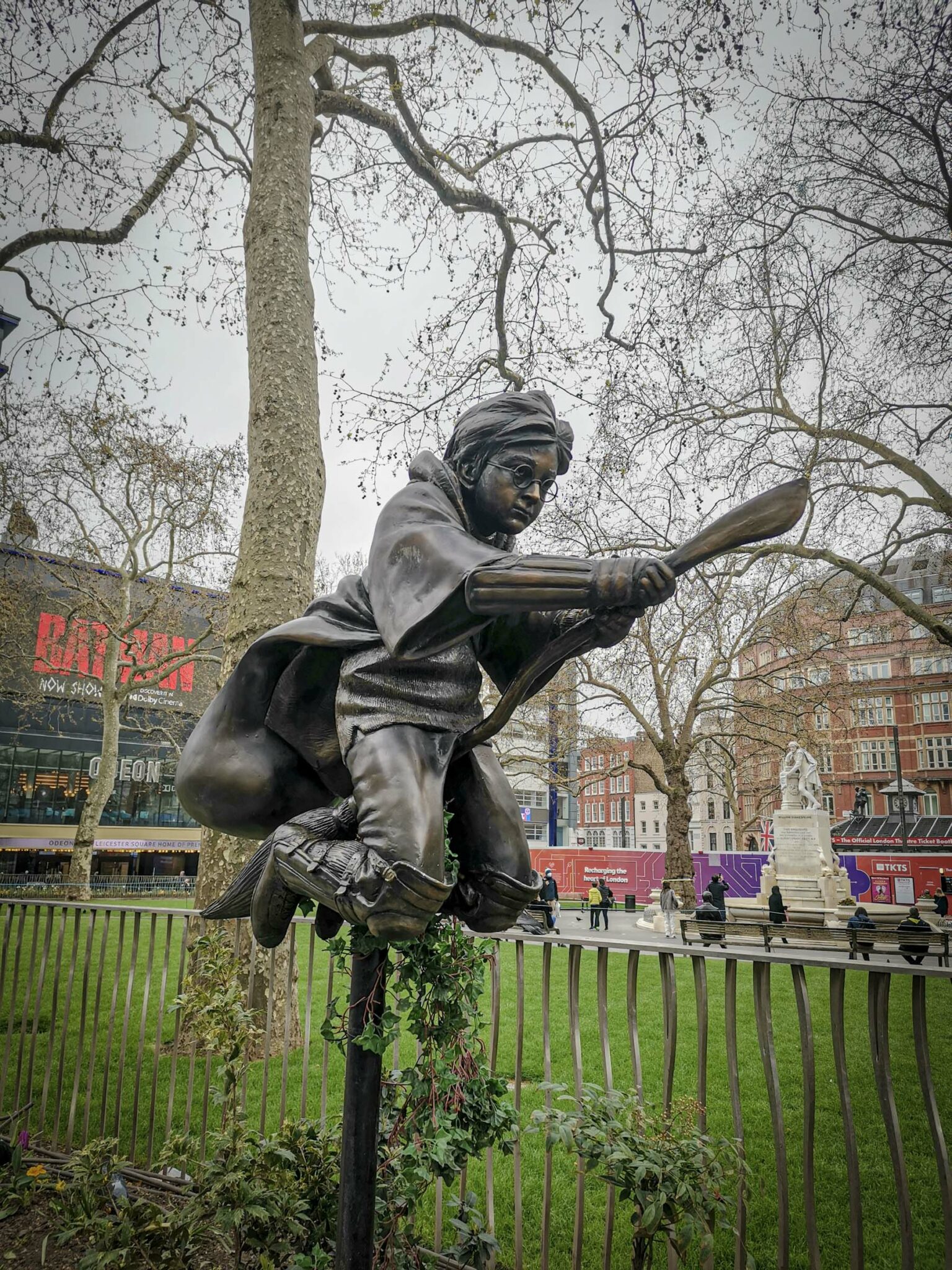 Statue de Harry Potter sur son balais à Leicester Square Anthony Jacob