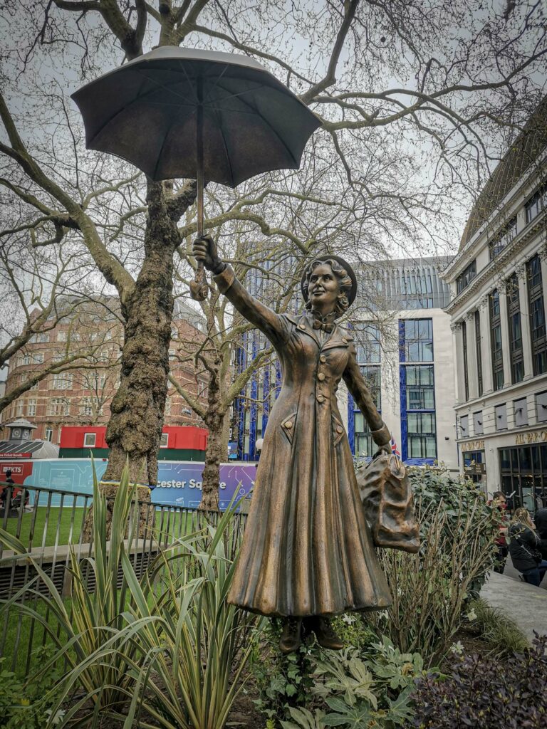 Statue de Mary Poppins et son parapluie à Leicester Square