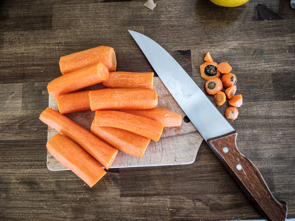 les carottes pelées et coupées en 2